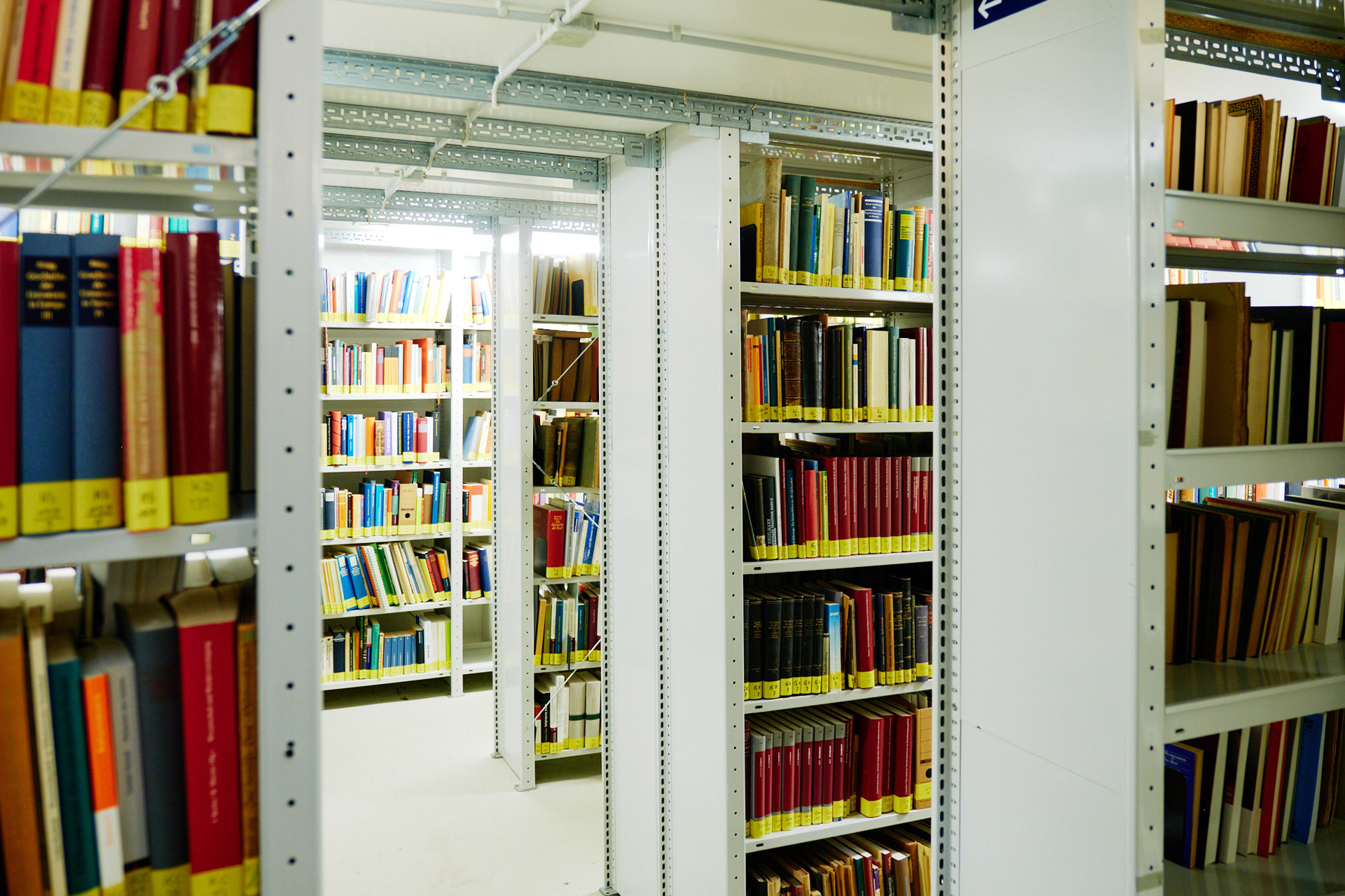 Bewegbare Buchregale in der Bibliothek des FZH
