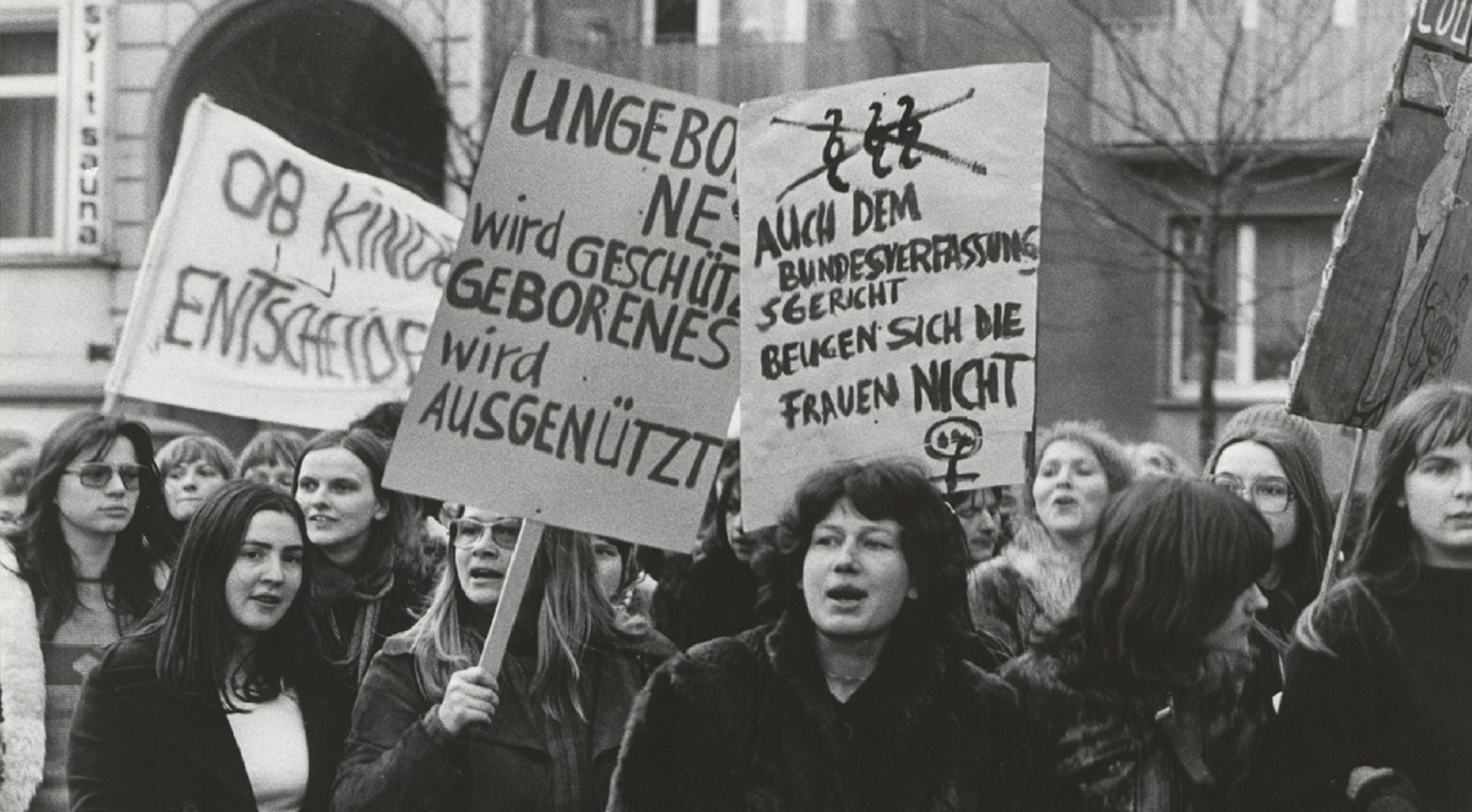 Demonstration gegen das Abtreibungsverbot (Paragraph 218), zu sehen sind mehrere Frauen mit Plakaten. Darauf sind Sätze zu Frauenrechten niedergeschrieben.