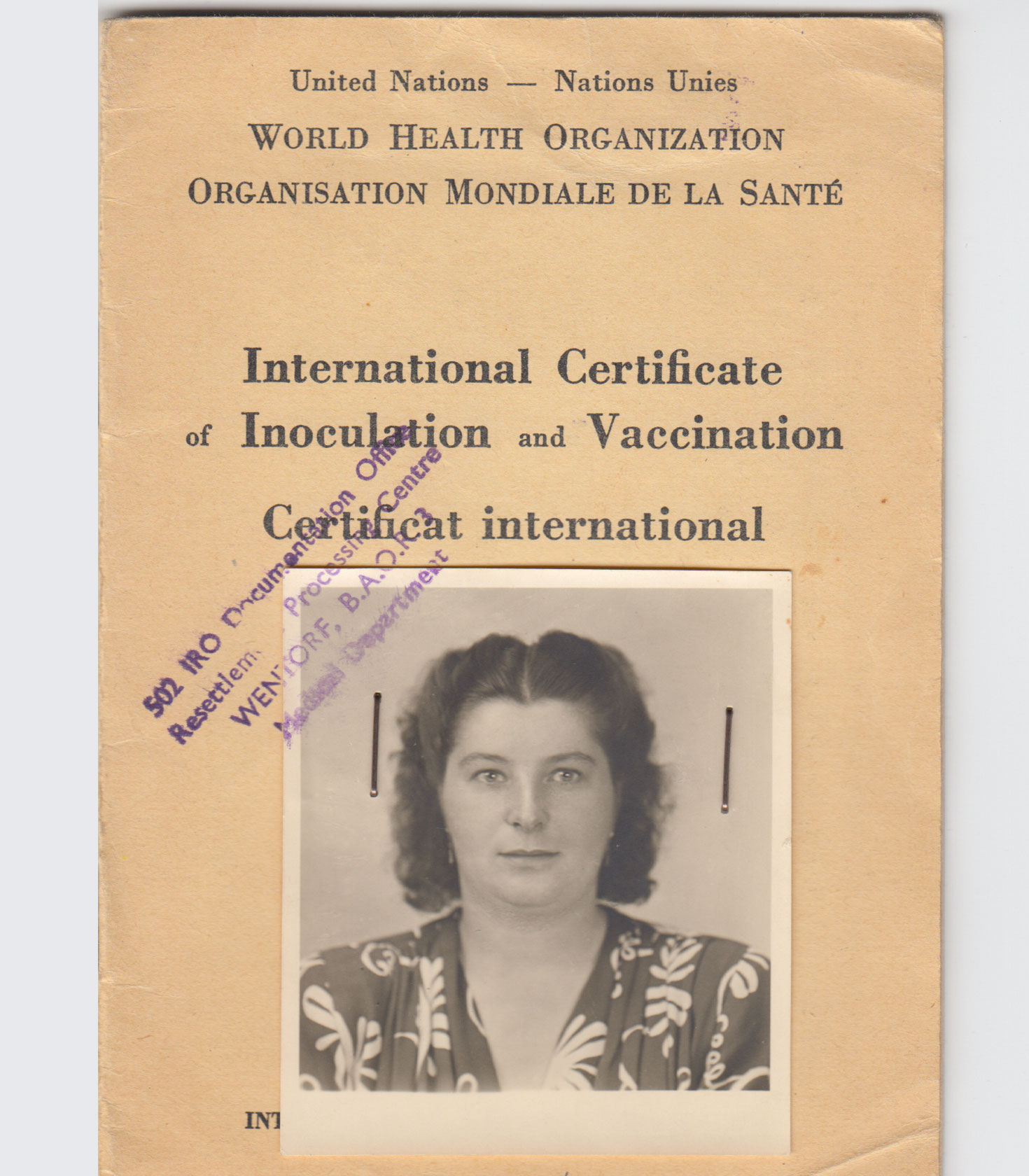 Internationaler Impfausweis von Gabriela Janczur mit Stempel aus dem IRO Resettlement Processing Centre Wentorf, 1951.