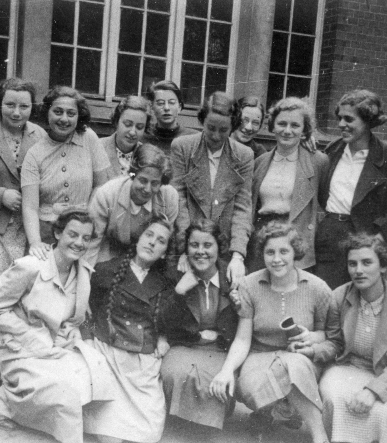 IGDJ (Sammlung Randt) 21-015/016, Jenny Marmorstein mit ihrer Schulklasse, der ersten Mädchenklasse in der Talmud-Tora-Schule, Hamburg 1938. Foto: unbekannt.